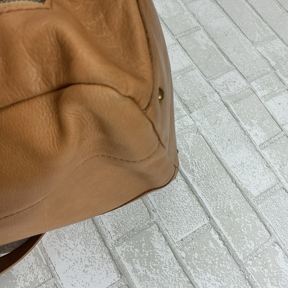 Elegant Tan Leather Shoulder Bag - Picture 5 of 10